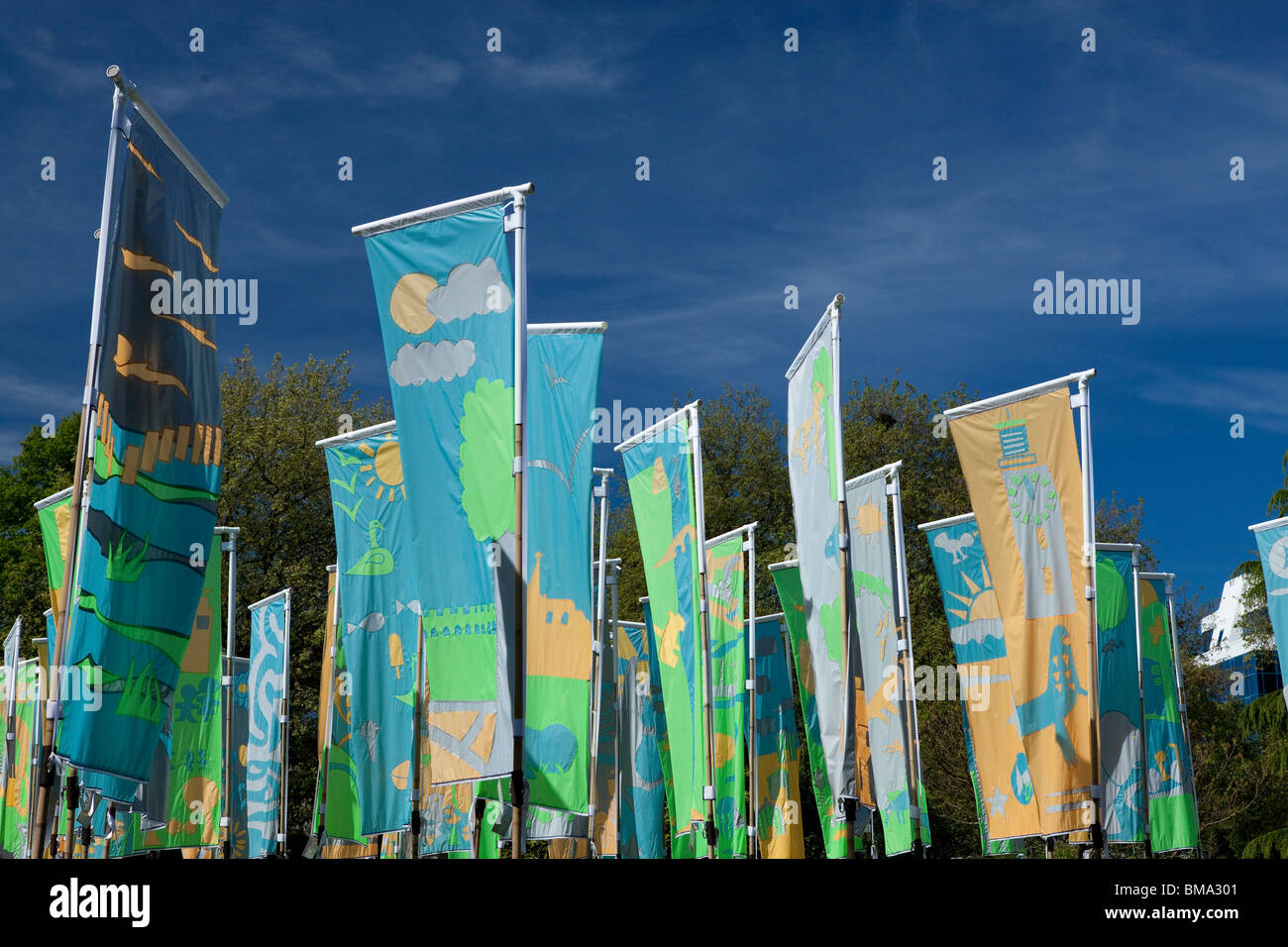 Più flag a Norwich e Norfolk Festival 2010, contro il cielo blu nel centro città di Norwich Foto Stock