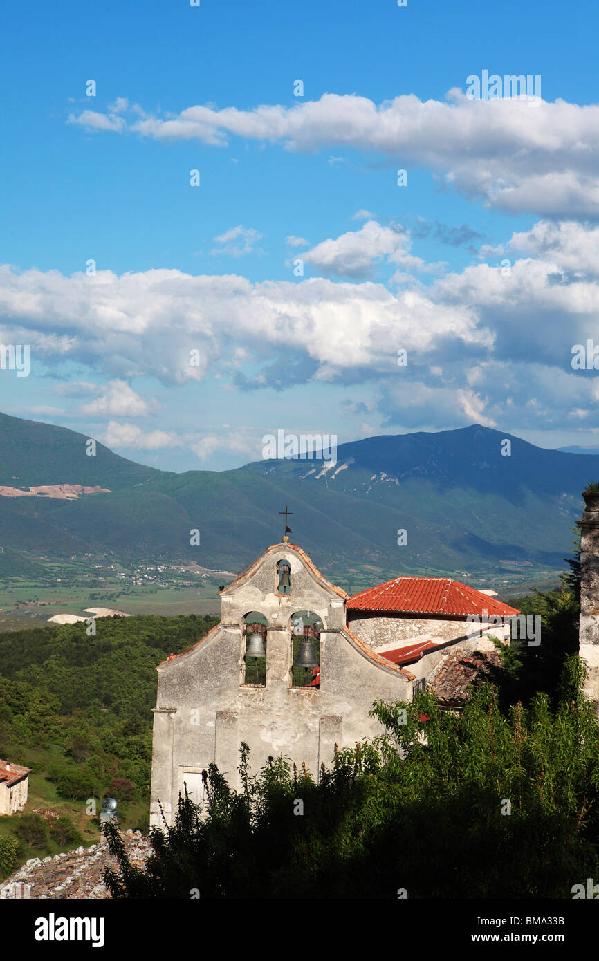 Una vista dalla Piazza a Carapelle Calvisio, Abruzzo Foto Stock