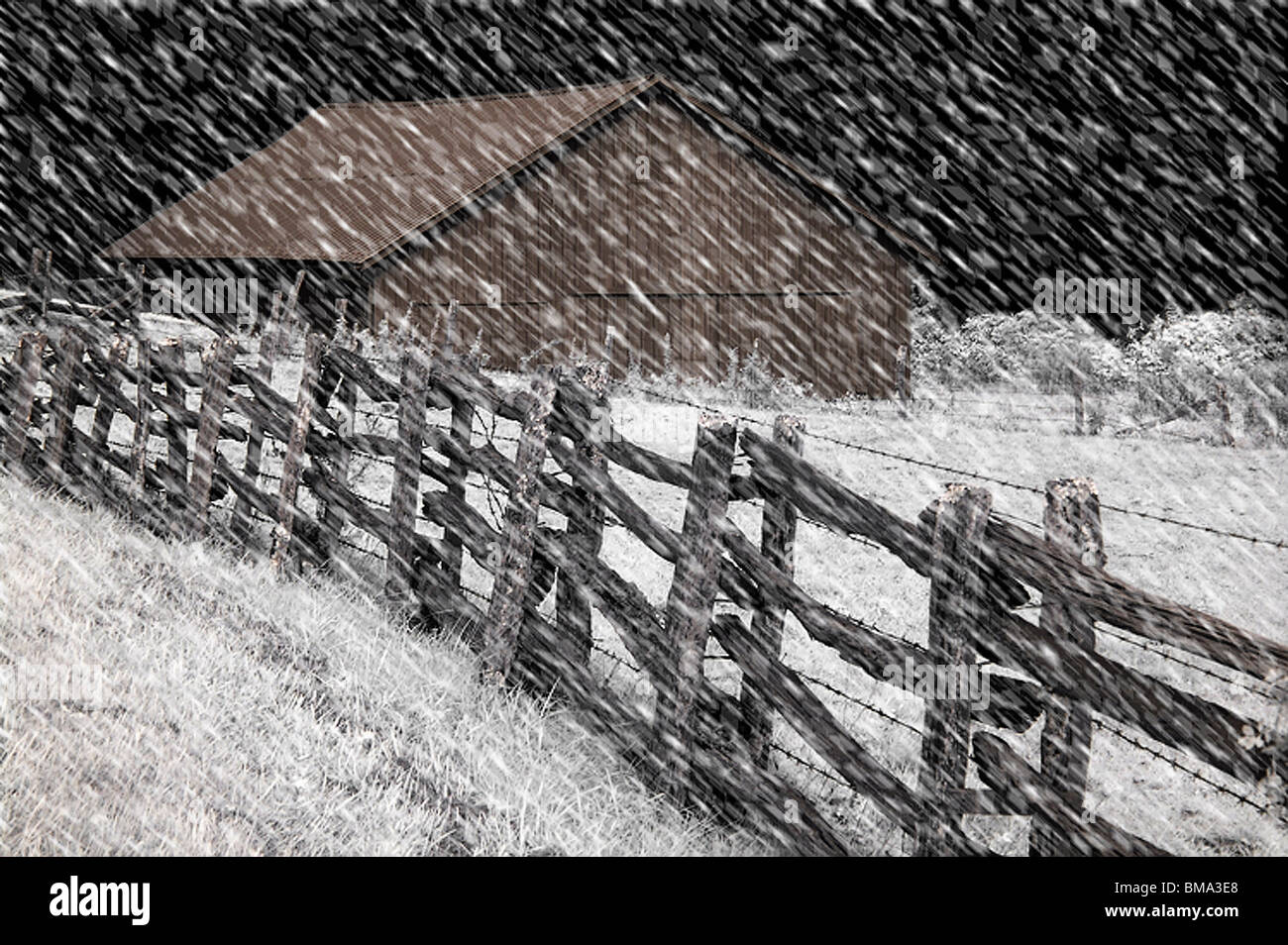 North Carolina, Blue Ridge Parkway, infrarossi Altered digitalmente immagine del granaio e recinto durante una prima neve a notte. Foto Stock