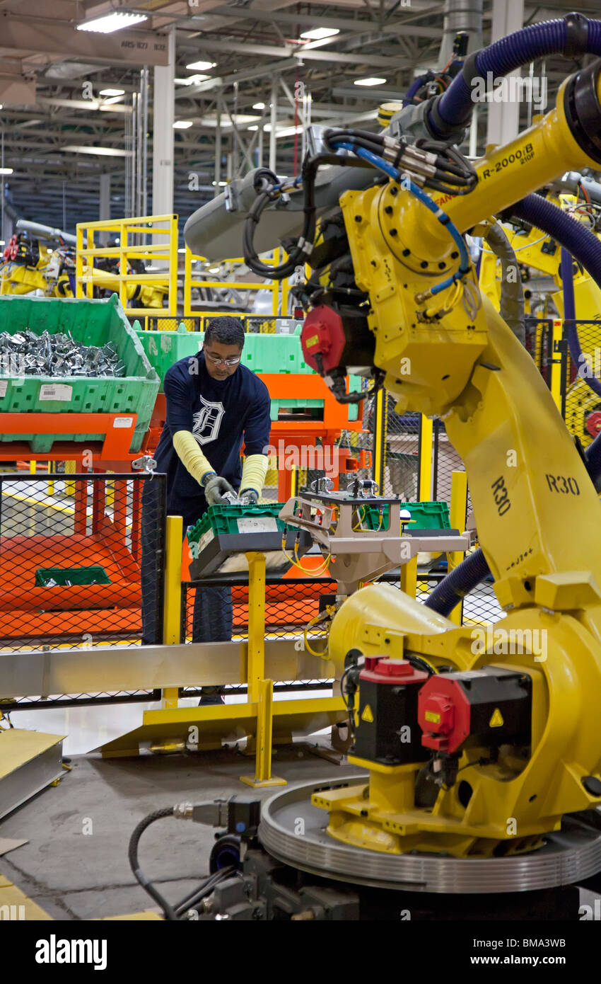 Robot e lavoratore sulla linea di montaggio impianto di Chrysler Foto Stock