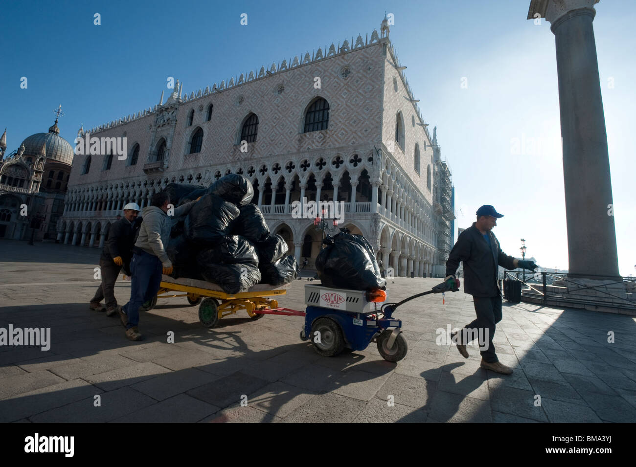 Rifiutare la spazzatura collezionisti Venezia Italia Foto Stock