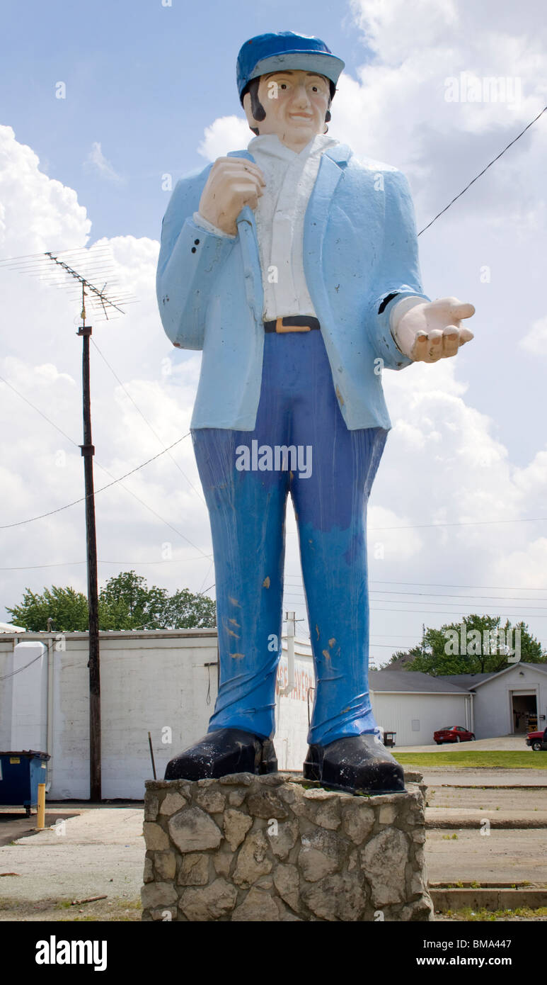 La statua di Ice Delivery Man si trova fuori da una taverna a New Castle, Indiana, un nostalgico richiamo all'americana e al classico fascino della strada. Foto Stock