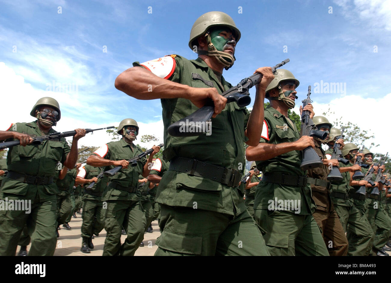 Riservisti dell'esercito marzo in una parata militare a Valencia, Venezuela, 24 giugno 2006. Foto/Chico Sanchez Foto Stock