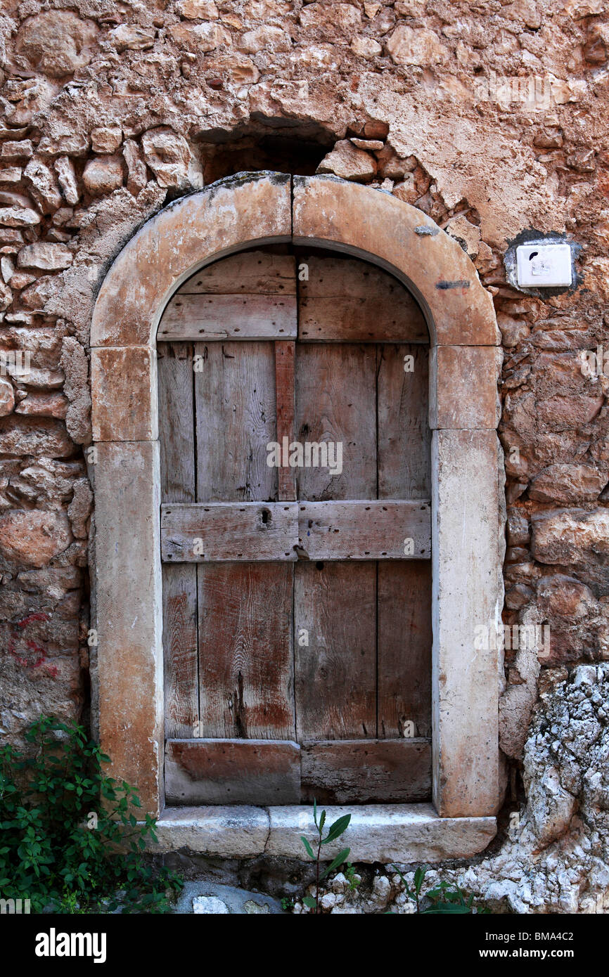 Una porta medievale nella cittadina collinare di Carapelle Calvisio,l'Abruzzo, Italia Foto Stock