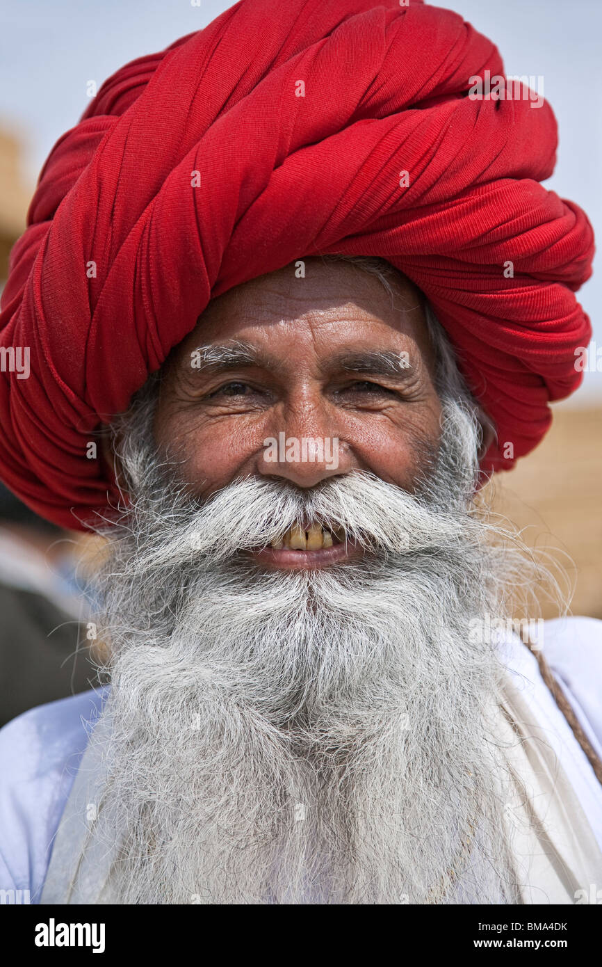 Uomo indiano con grande turbante e barba lunga. Khuri villaggio. Il Rajasthan. India Foto Stock
