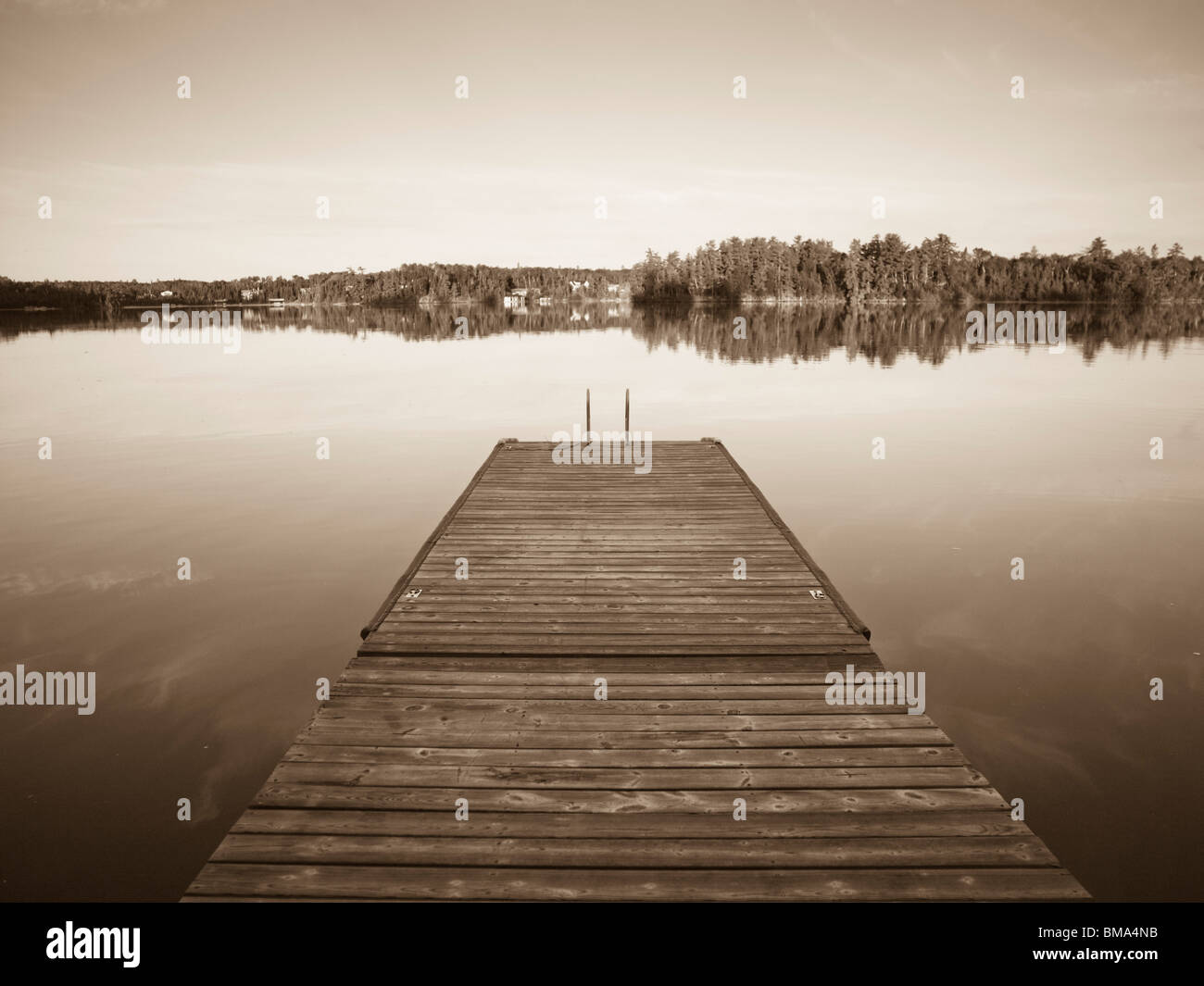 Il lago dei boschi, Ontario, Canada; Dock su un lago Foto Stock