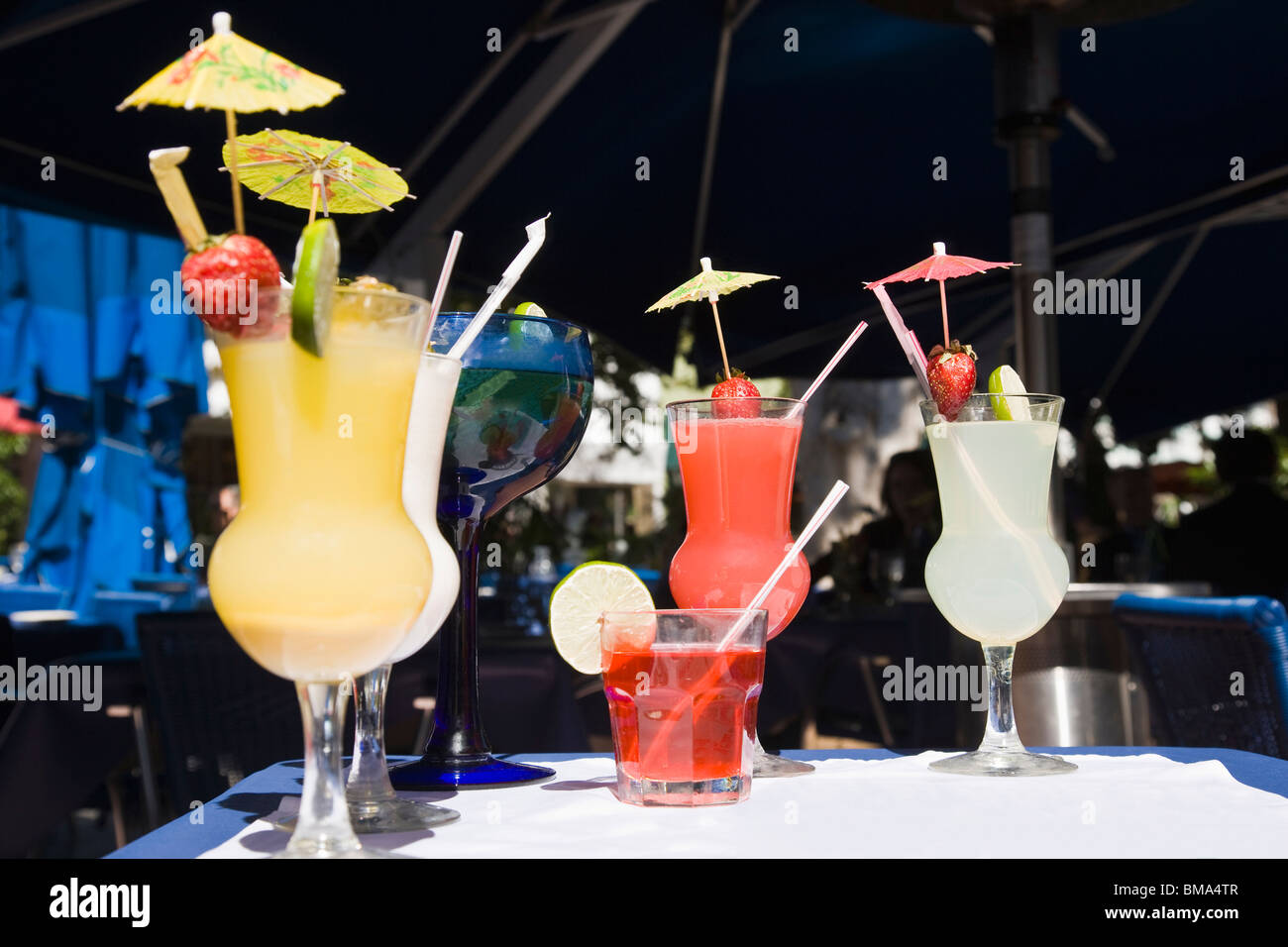 Bicchieri da cocktail sul tavolo del ristorante esterno, South Beach, Florida, Stati Uniti d'America Foto Stock