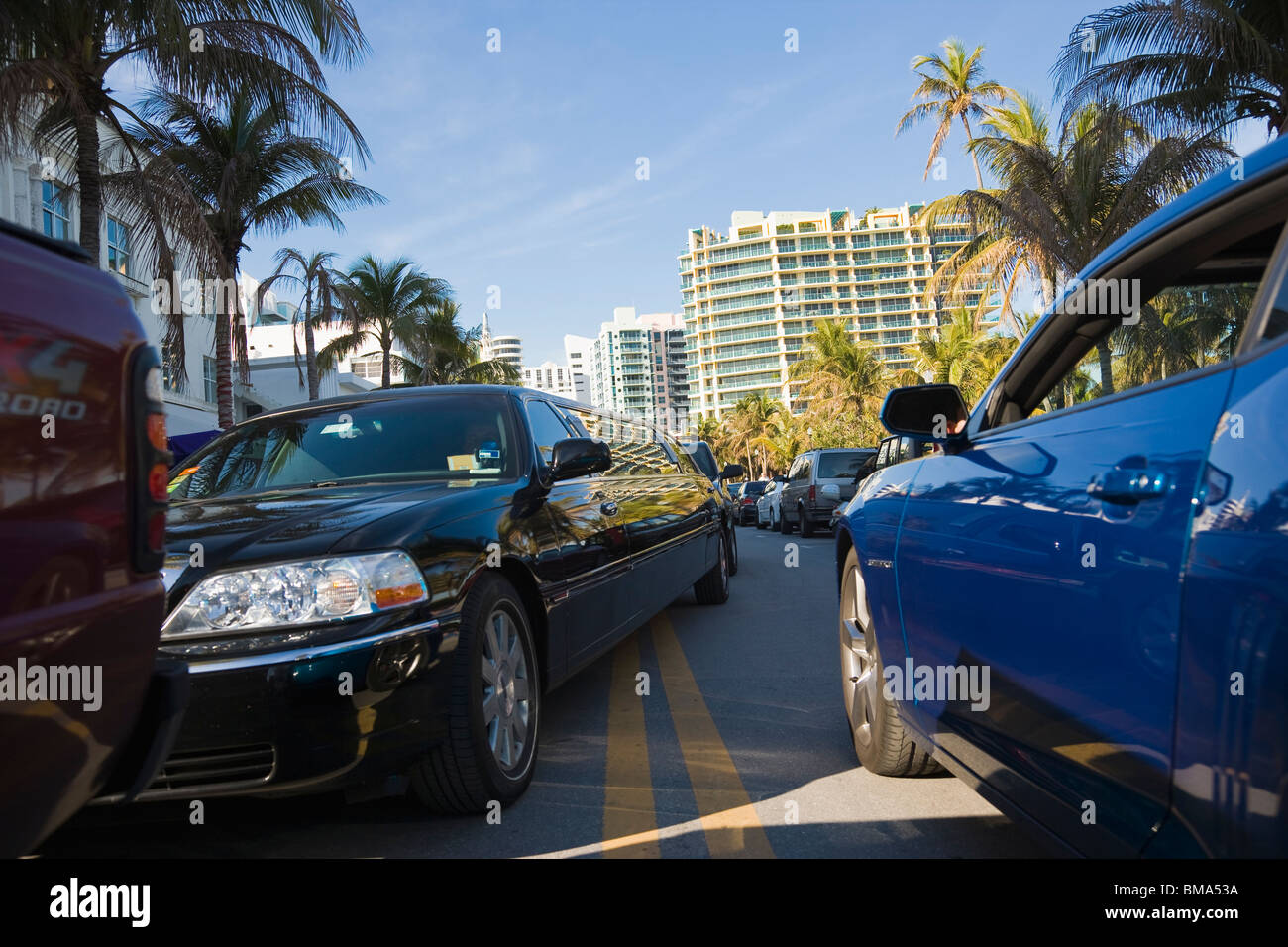 Limousine catturati nel traffico, South Beach, Florida, Stati Uniti d'America Foto Stock