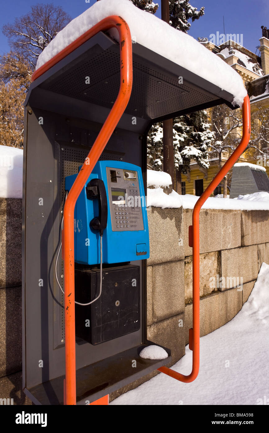 Il telefono pubblico nella neve in Sofia Bulgaria Foto Stock