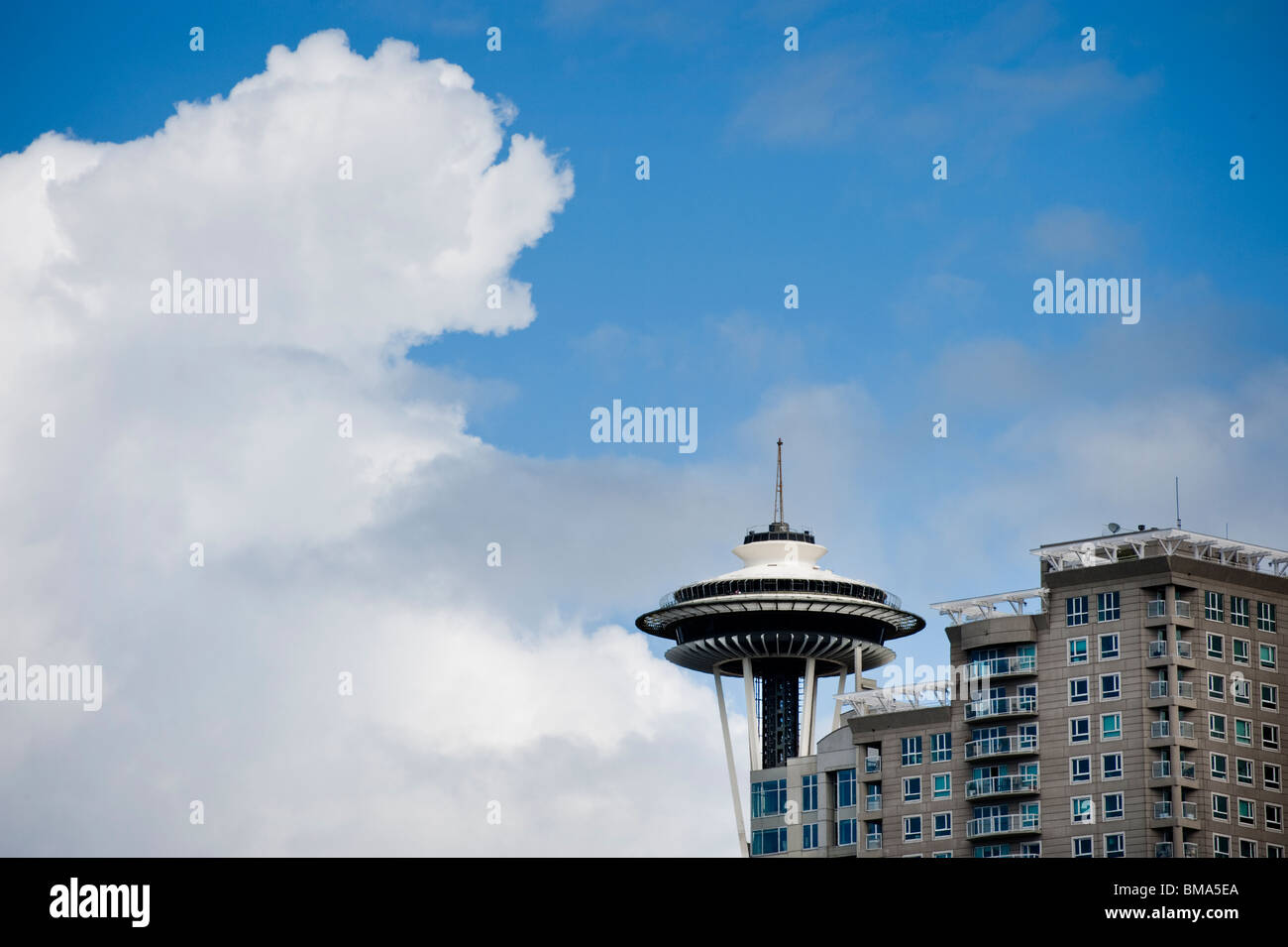Lo Space Needle è una torre a Seattle, Washington, ed è un importante punto di riferimento della regione nordovest del Pacifico degli Stati Uniti Foto Stock