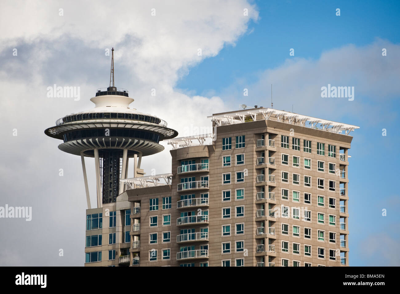Lo Space Needle è una torre a Seattle, Washington, ed è un importante punto di riferimento della regione nordovest del Pacifico degli Stati Uniti Foto Stock