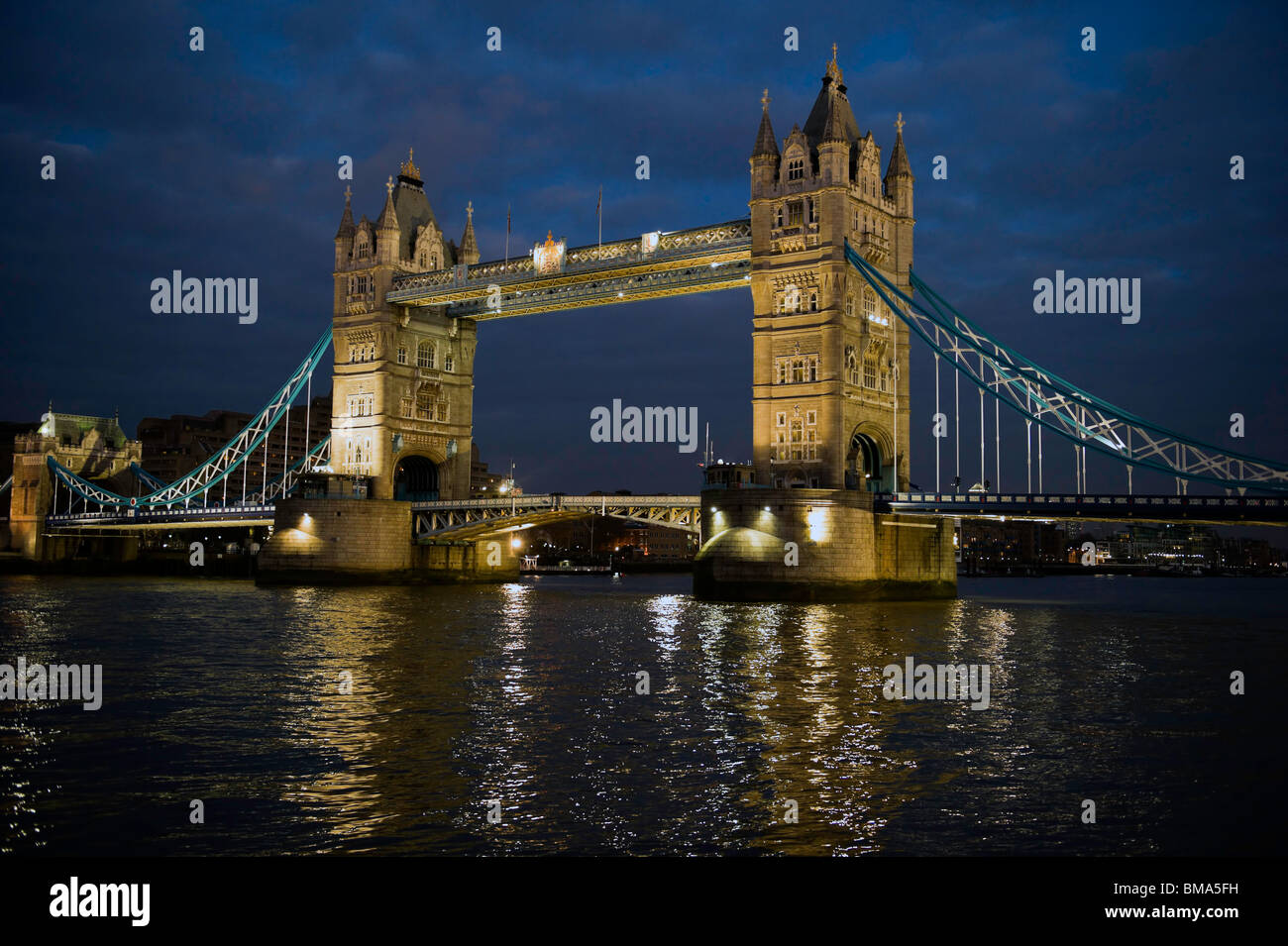 Il Tower Bridge di Londra, Inghilterra, Regno Unito, Europa, illuminate al tramonto Foto Stock