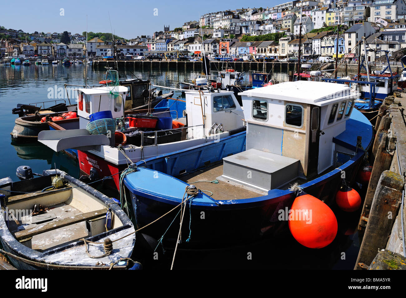 Barche da pesca in porto a Brixham, Devon, Regno Unito Foto Stock