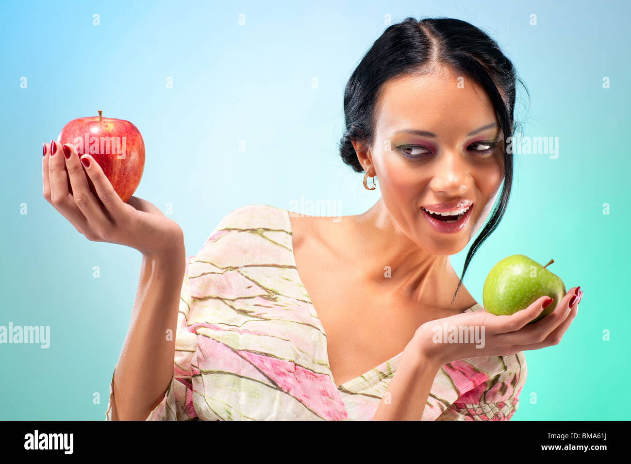 Giovane donna con due mele. La complessità del concetto alternativo. Foto Stock