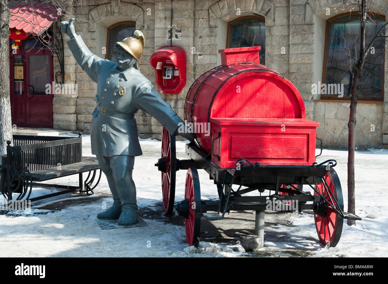 I monumenti di antica Federazione vigile del fuoco con il fuoco del carro. Vestiti vecchi e un carrello con una canna di colore rosso. Il monumento della città Foto Stock