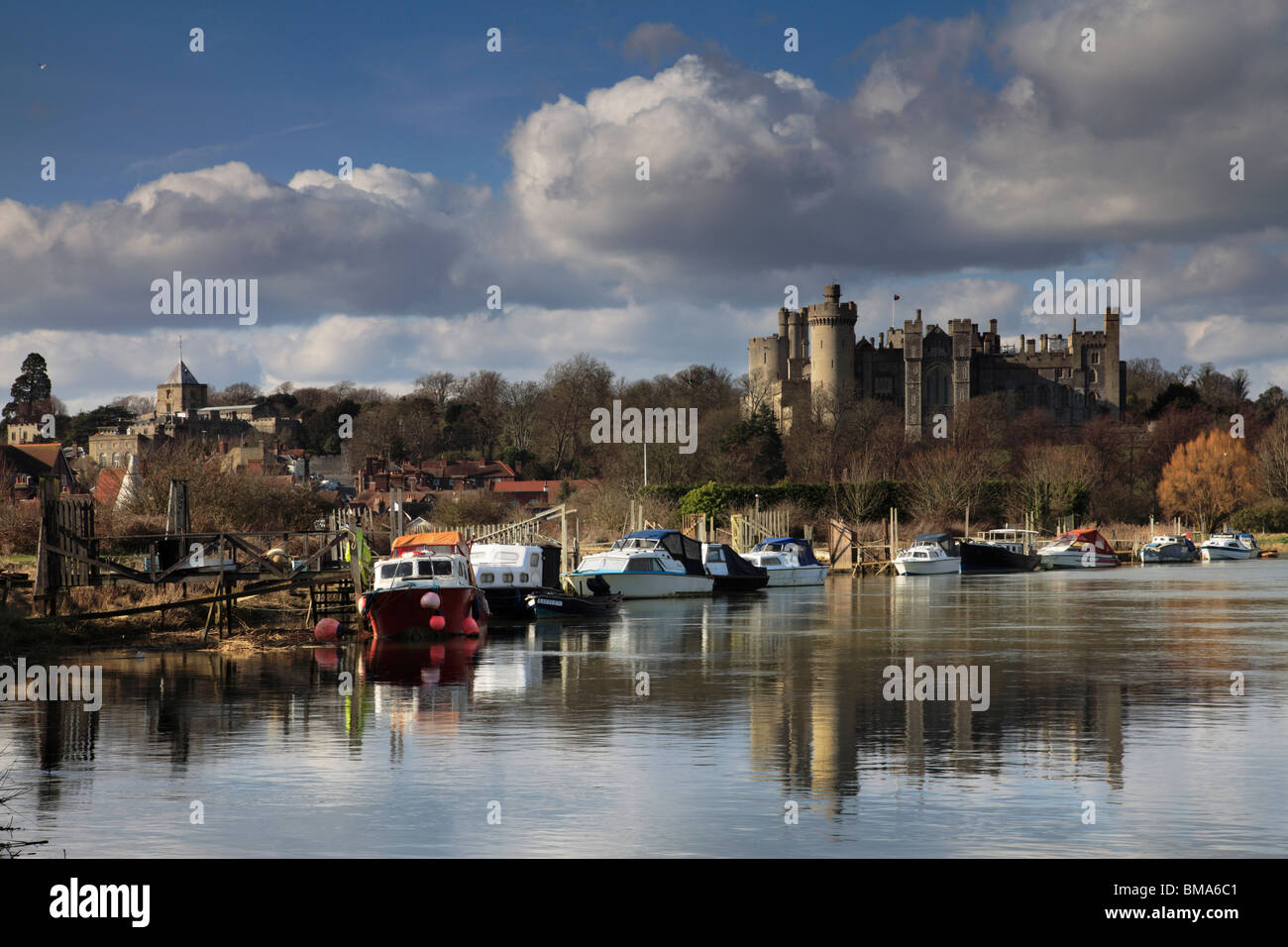 Castello di Arundel e il fiume Arun, West Sussex, pittoresca cittadina con castello e barche ormeggiate lungo il fiume arun Foto Stock