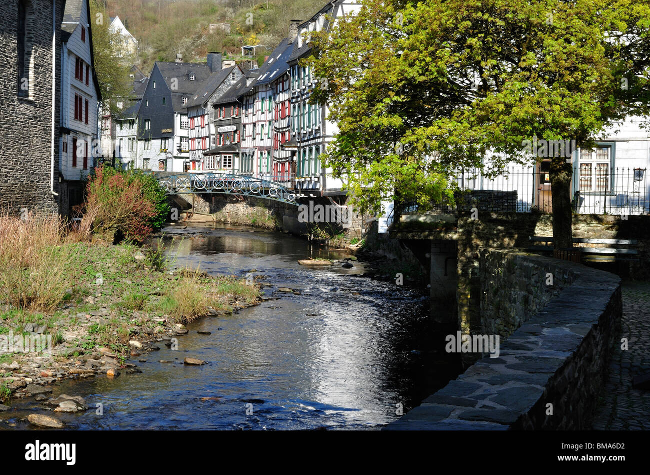 Tipiche case a graticcio lungo il fiume Rur in Monschau, Eifel, Germania Foto Stock