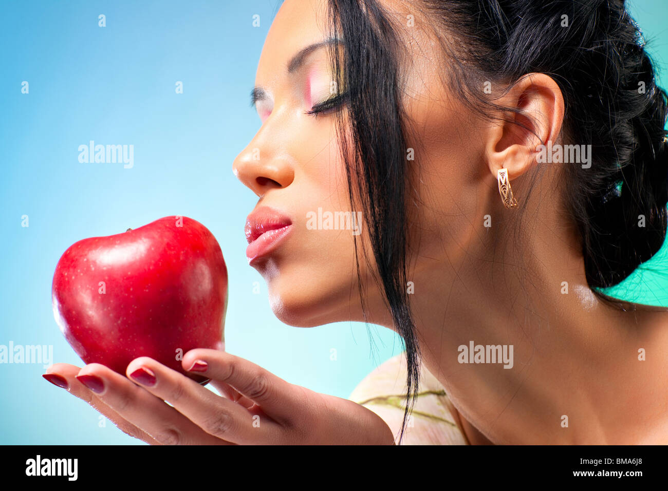 Giovane donna con Apple. Ricca di colori brillanti. Foto Stock