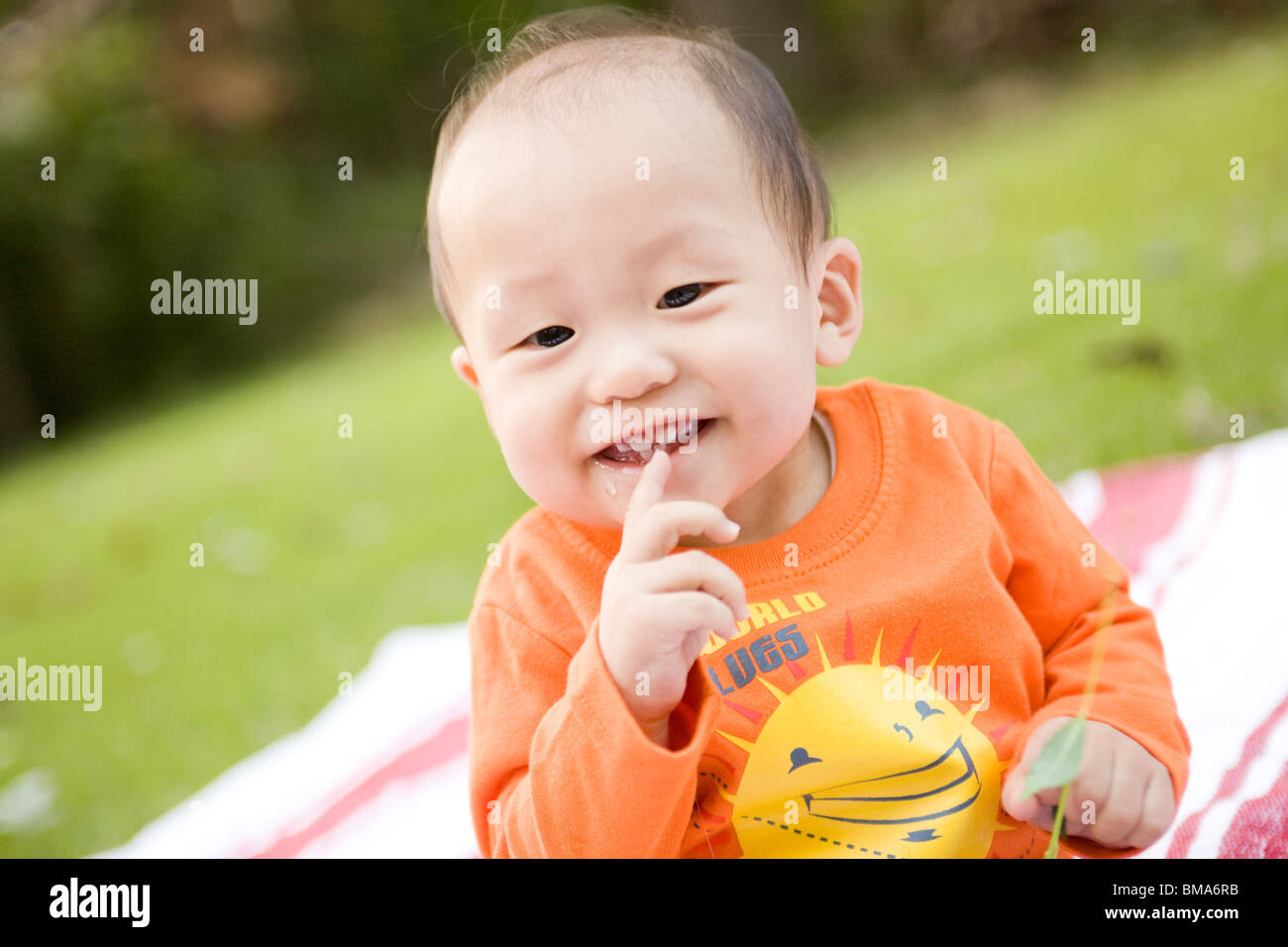 Sorridente Asian baby boy Foto Stock