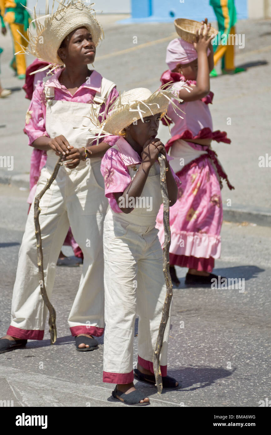 Giovani bambini vestiti in costumi colorati preparare per la festa della  mietitura, Willemstad, Curacao, Antille olandesi, dei Caraibi Foto stock -  Alamy