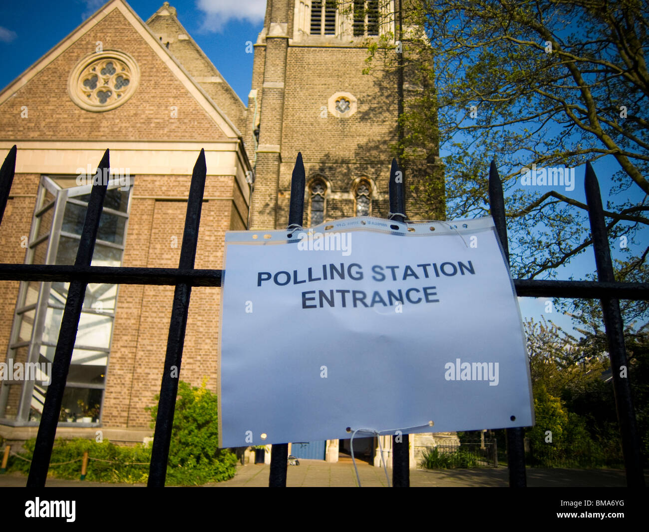 Stazione di polling ingresso, la giornata elettorale nel Regno Unito, Gran Bretagna, Inghilterra, Cambridge Foto Stock