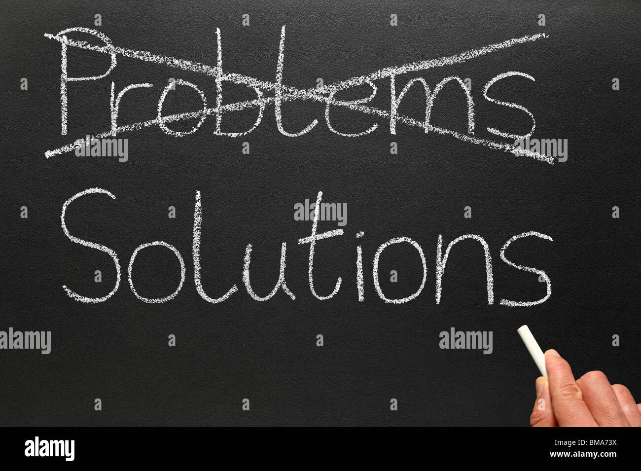 Attraversando i problemi e le soluzioni di scrittura su una lavagna. Foto Stock