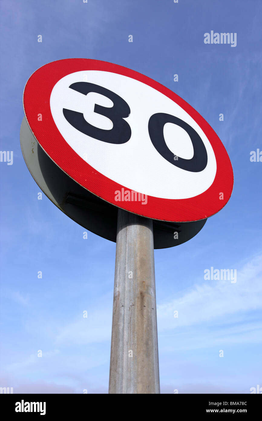 Un britannico 30 miglia all'ora segnale di limite di velocità. Foto Stock