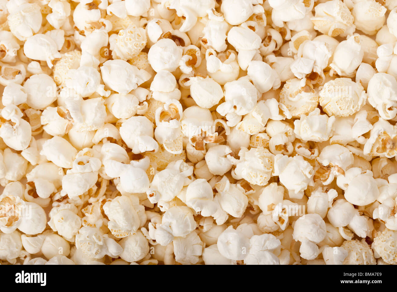 Pila di popcorn fresco di riempimento del telaio Foto Stock