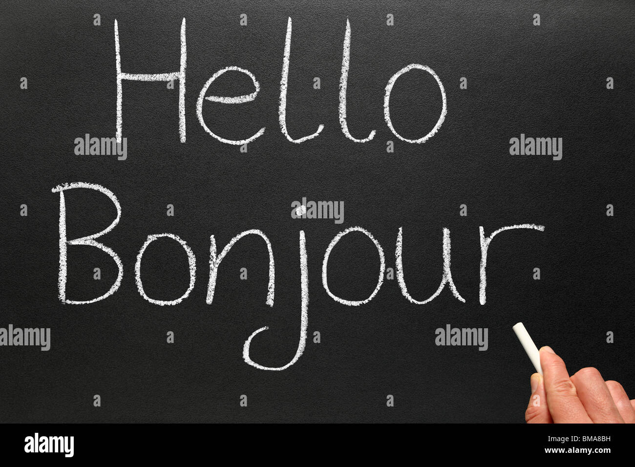 Bonjour ciao in francese scritto su una lavagna. Foto Stock