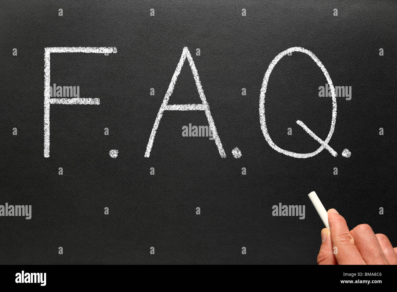 FAQ, domande frequenti abbreviazione, scritta su una lavagna. Foto Stock