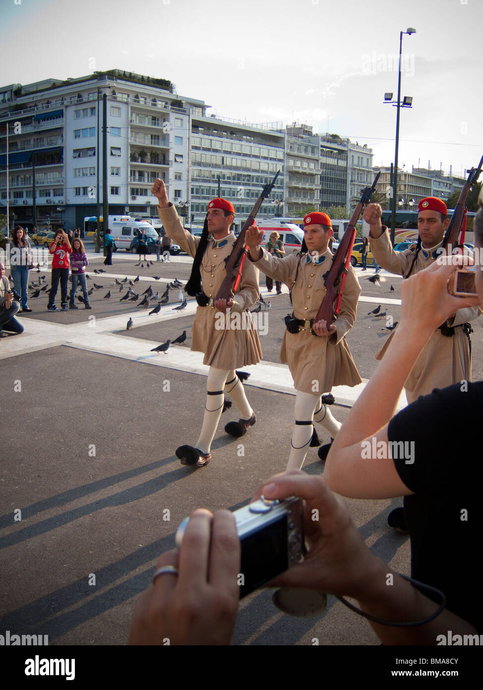Atene, Grecia. Protezioni Evzone presso la tomba del Milite Ignoto. Il greco del Palazzo del Parlamento Foto Stock