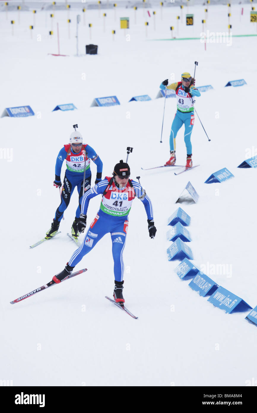 Victor Vasilyev la Russia è a capo di un gruppo di uomini 12.5km inseguimento IBU Coppa del Mondo di Biathlon Kontiolahti Finlandia 14 Marzo 2010 Foto Stock