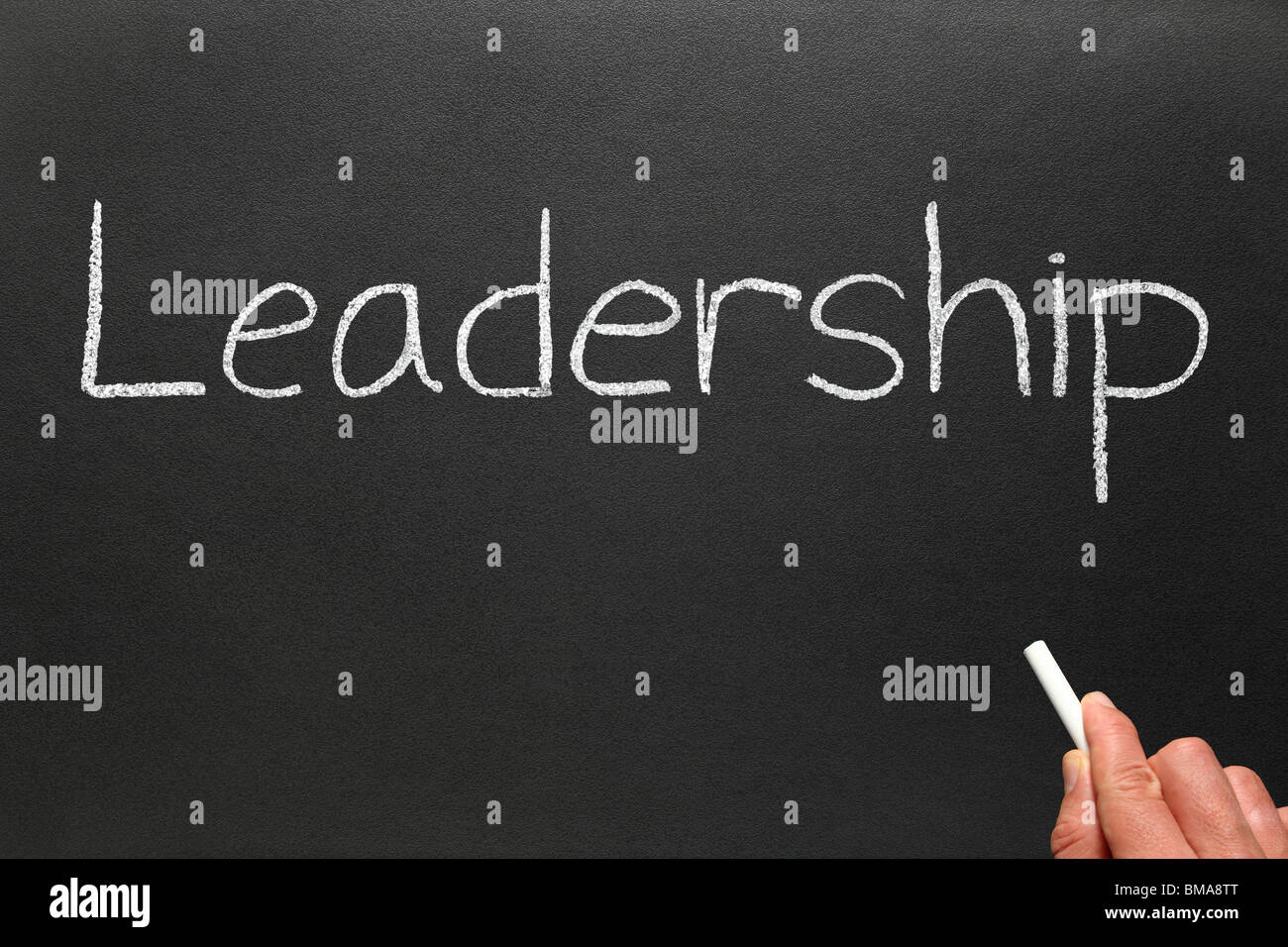 La leadership di scrittura su una lavagna. Foto Stock