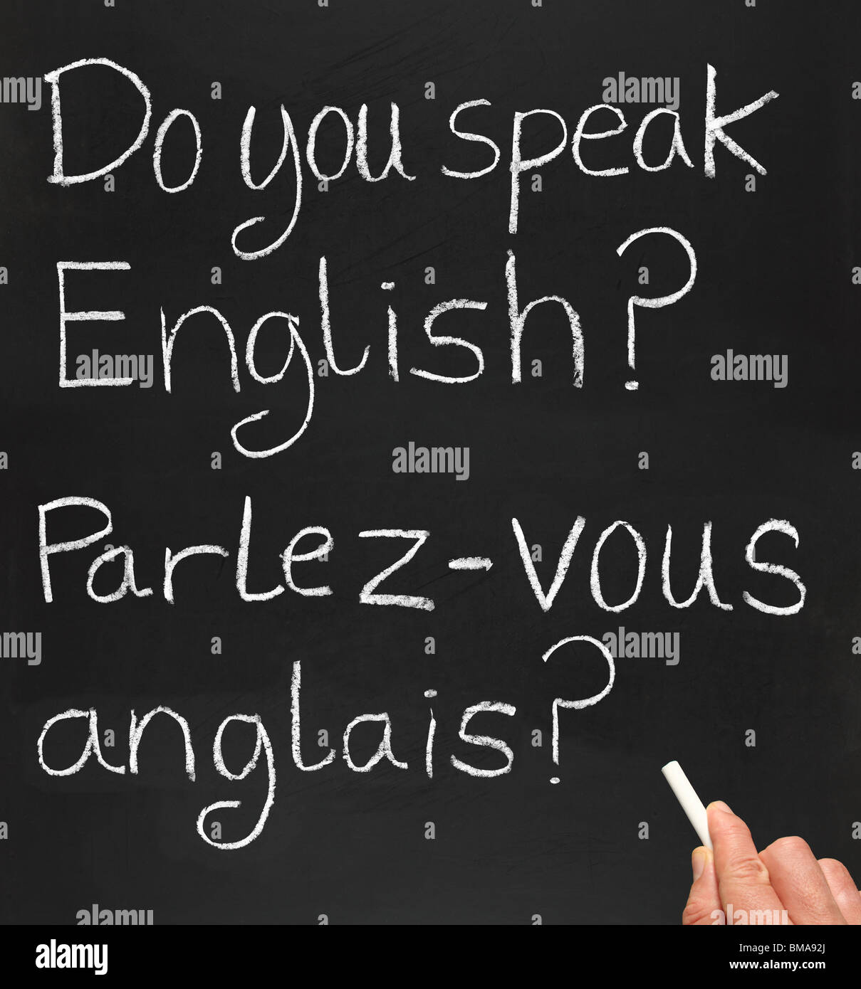 Un insegnante la scrittura si parla inglese in francese su una lavagna. Foto Stock