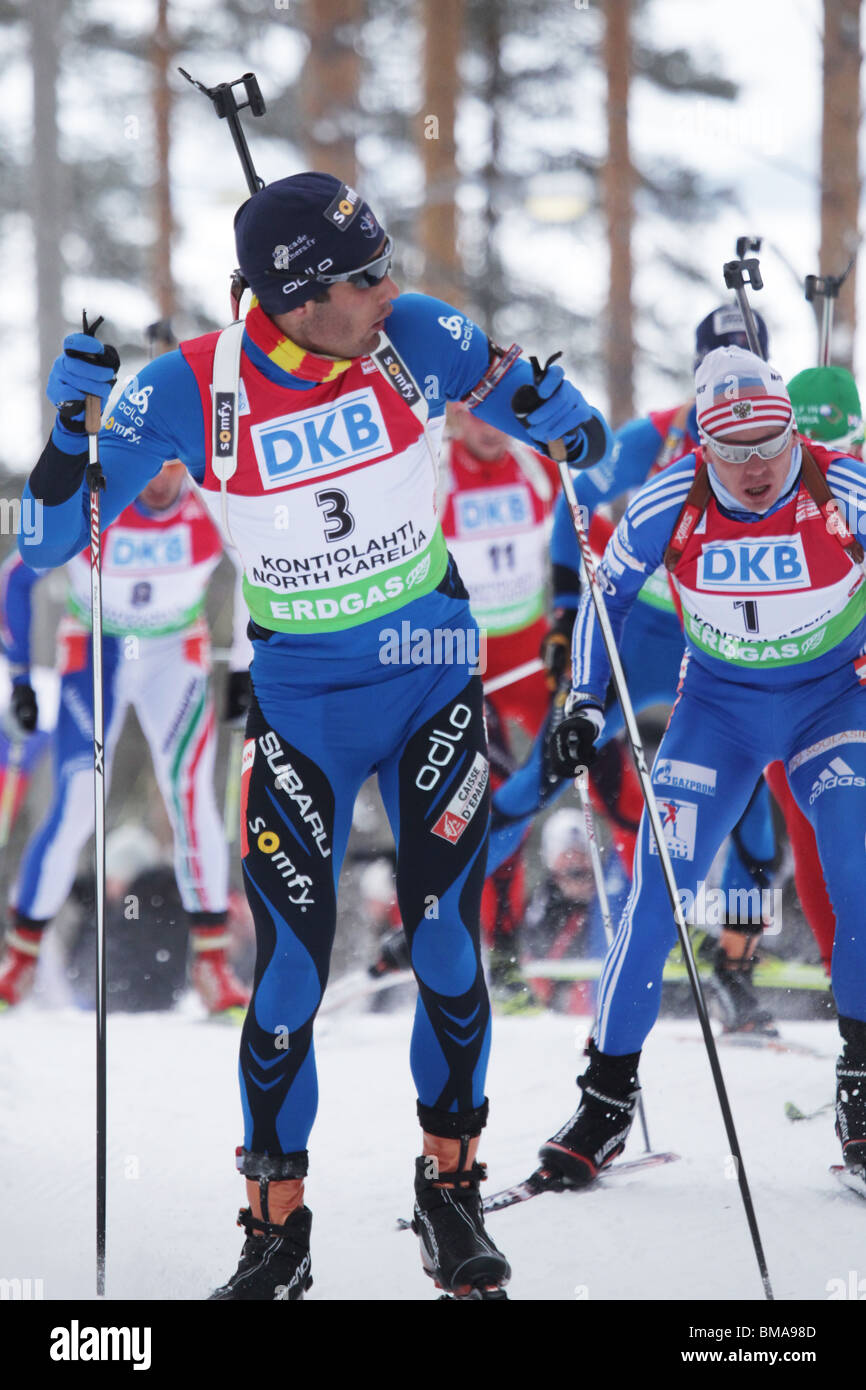 Vincitore di gara Martin Fourcade conduce Ivan Tcherezov uomini 12.5km inseguimento IBU Coppa del Mondo di Biathlon Kontiolahti Finlandia 14 Marzo 2010 Foto Stock
