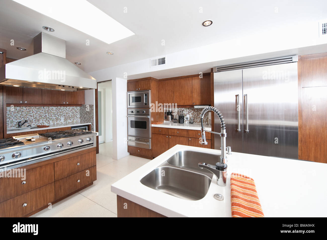 Legno e acciaio inox cucina Foto Stock
