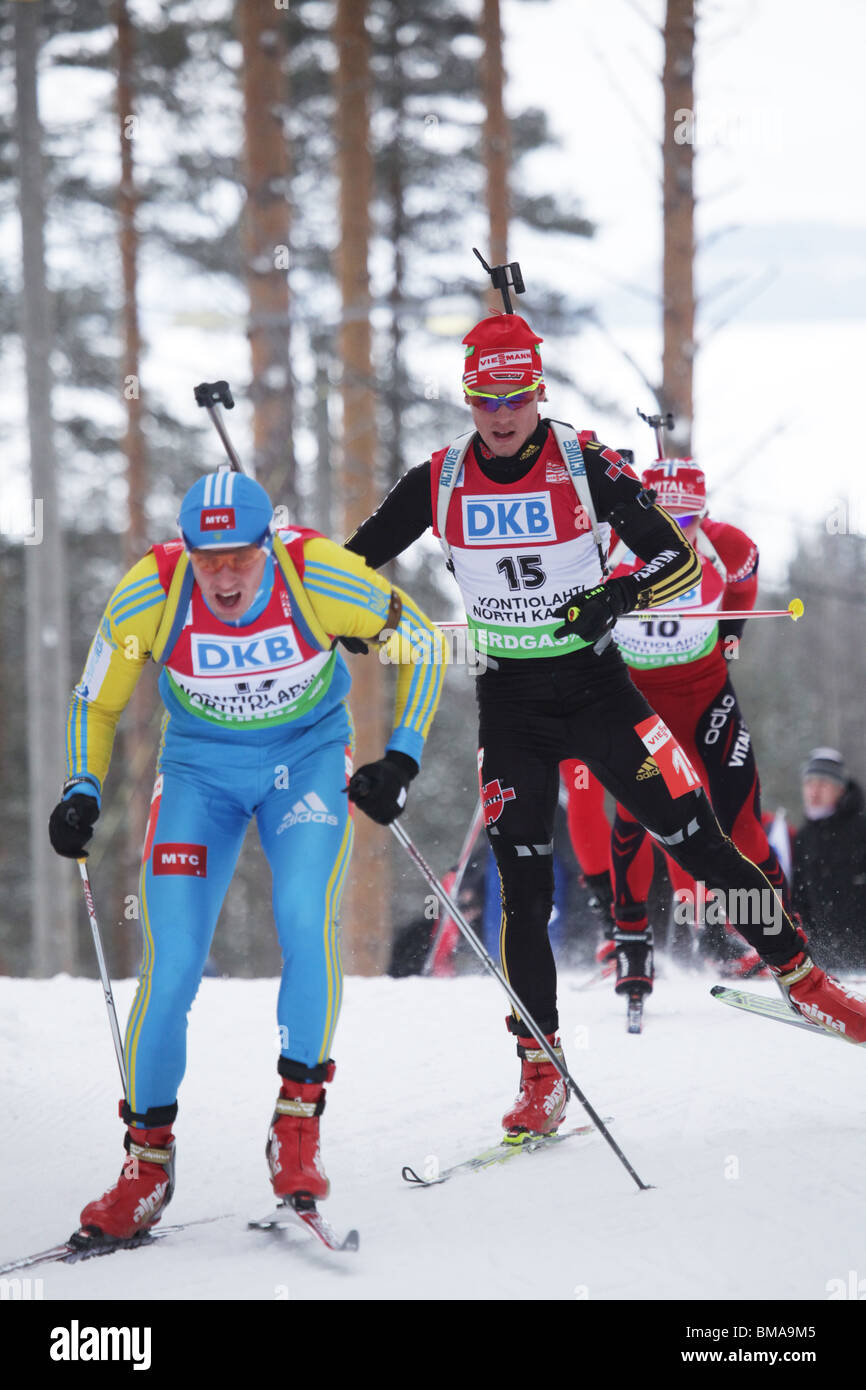 Serguei Sednev (17) Ucraina e Simon Schempp (15) Germania guidare un gruppo di uomini 12.5km inseguimento IBU Coppa del Mondo di Biathlon Kontiolahti Foto Stock