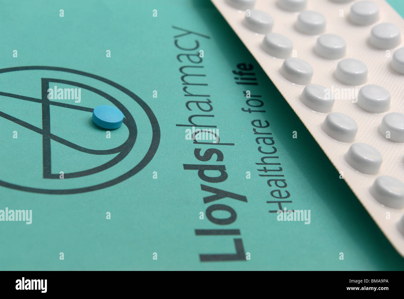 Generico farmacia Lloyds immagine. mostra la prescrizione di carta borsa più striscia di pillole o compresse Foto Stock