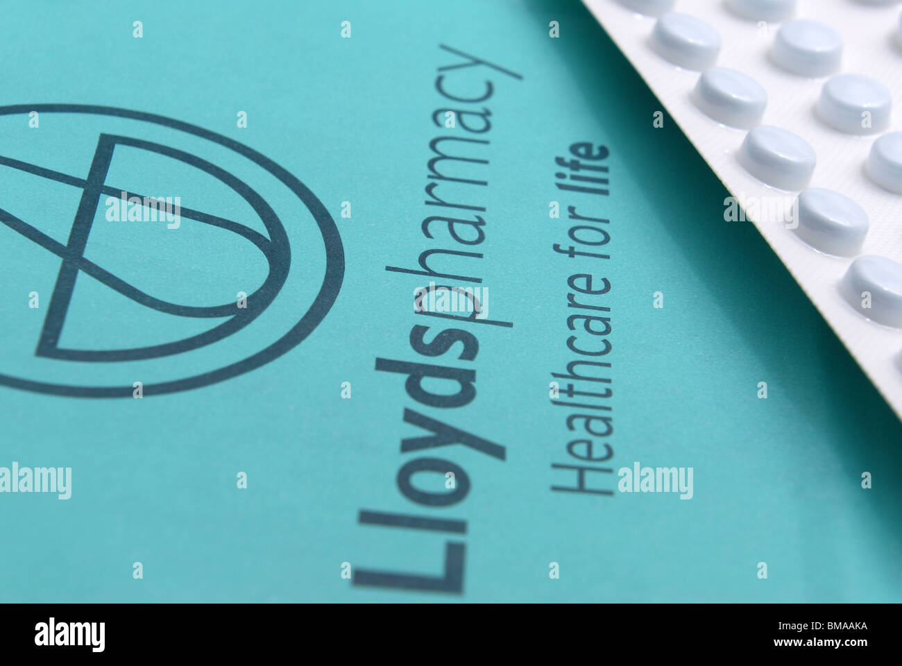 Generico farmacia Lloyds immagine. mostra la prescrizione di carta borsa più striscia di pillole o compresse Foto Stock