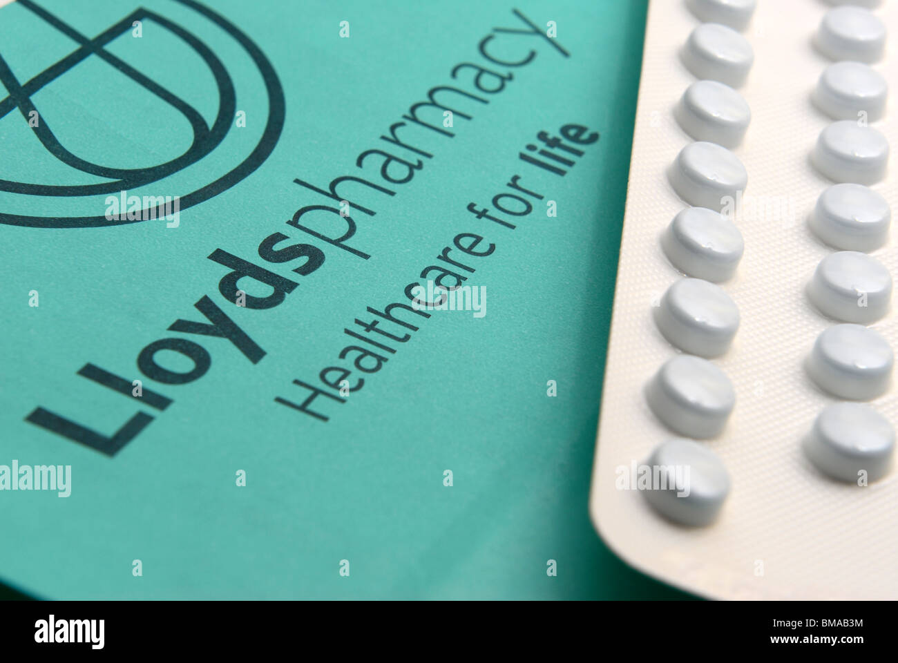 Generico farmacia Lloyds immagine. mostra la prescrizione di carta borsa più striscia di pillole o compresse Foto Stock