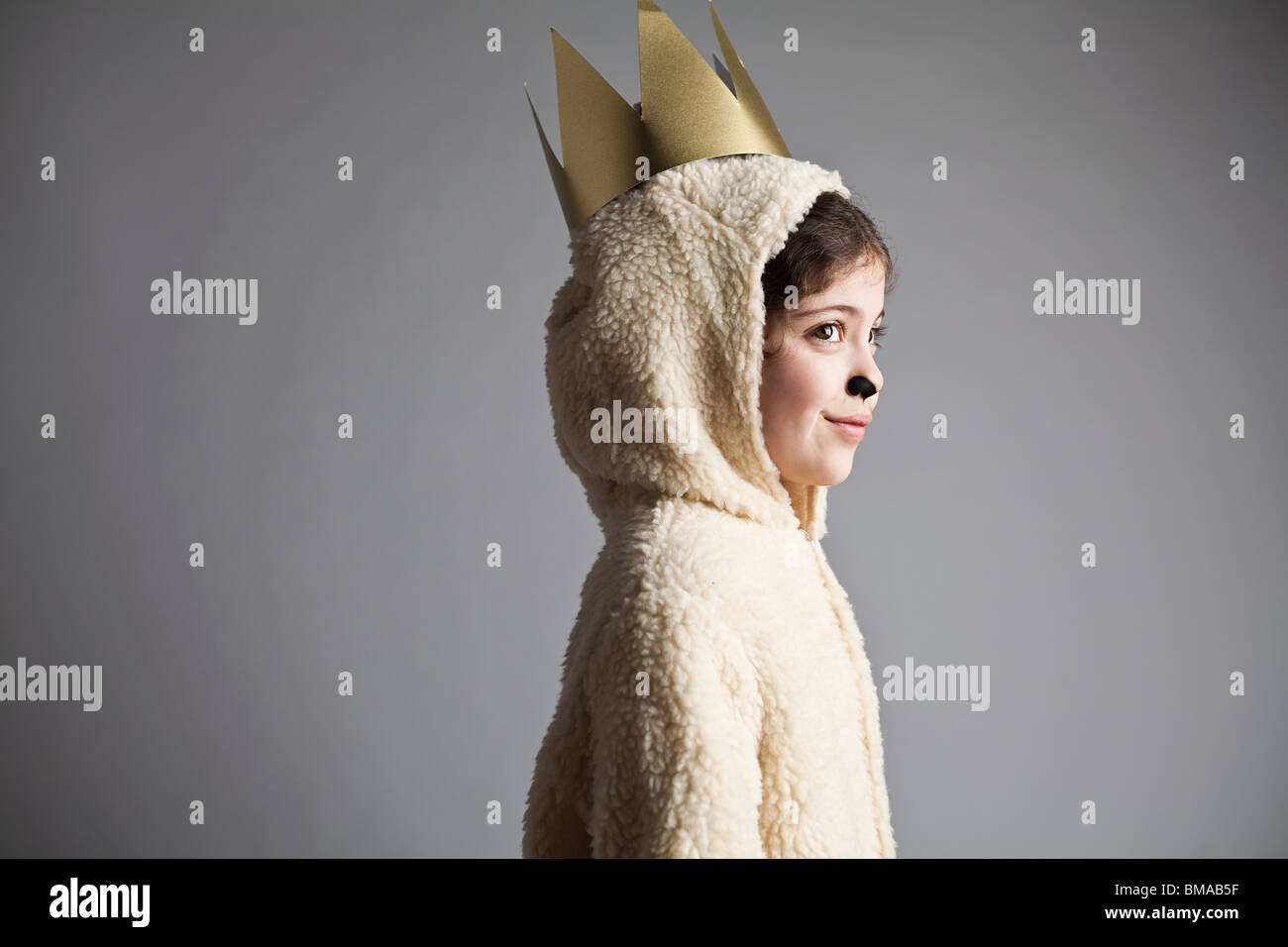 Ragazza giovane vestito come pecore, indossa una corona d'oro Foto Stock