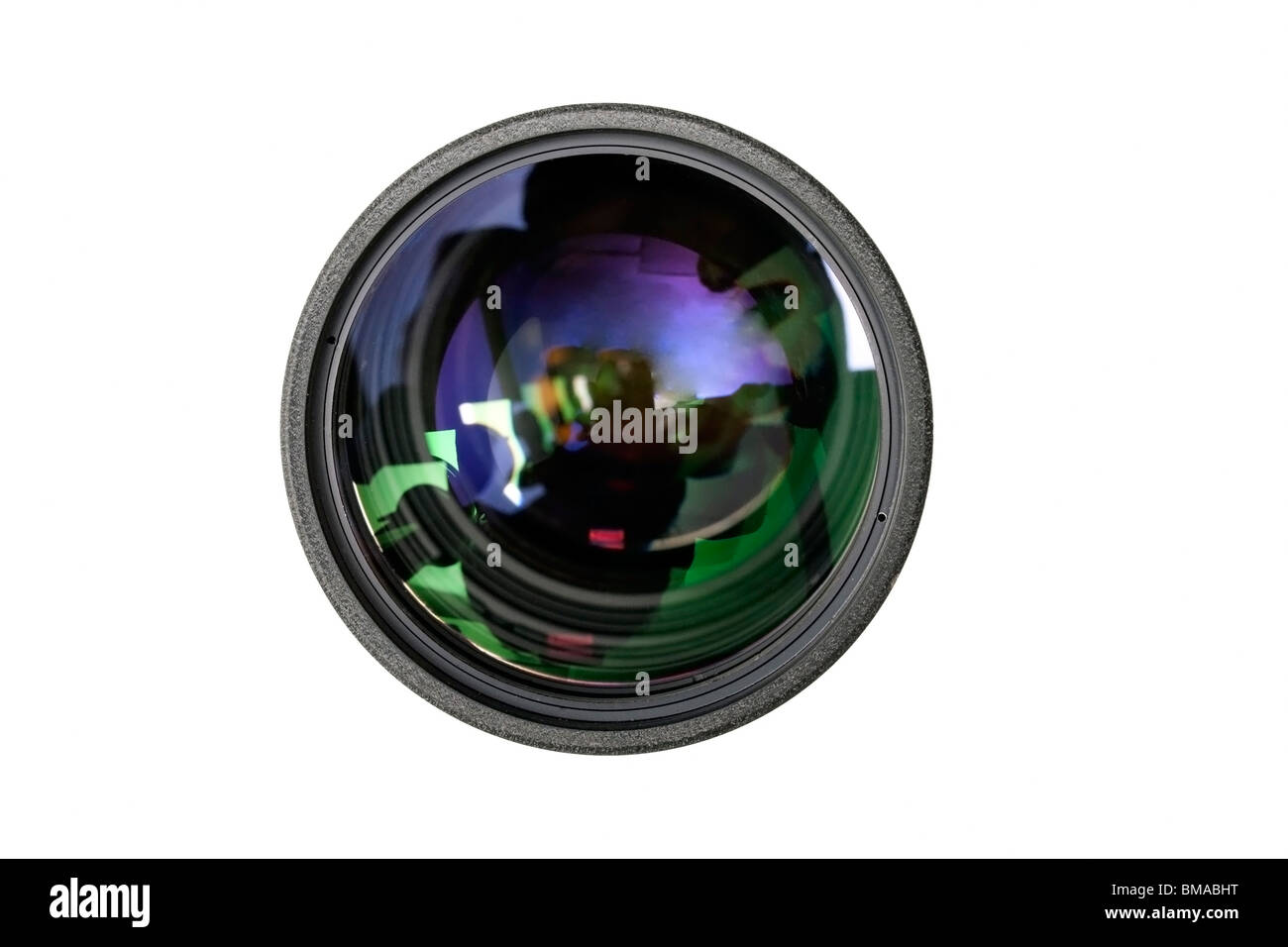 Un obiettivo della fotocamera che presenta il suo vetro riflettente e il design intricato sul bianco Foto Stock