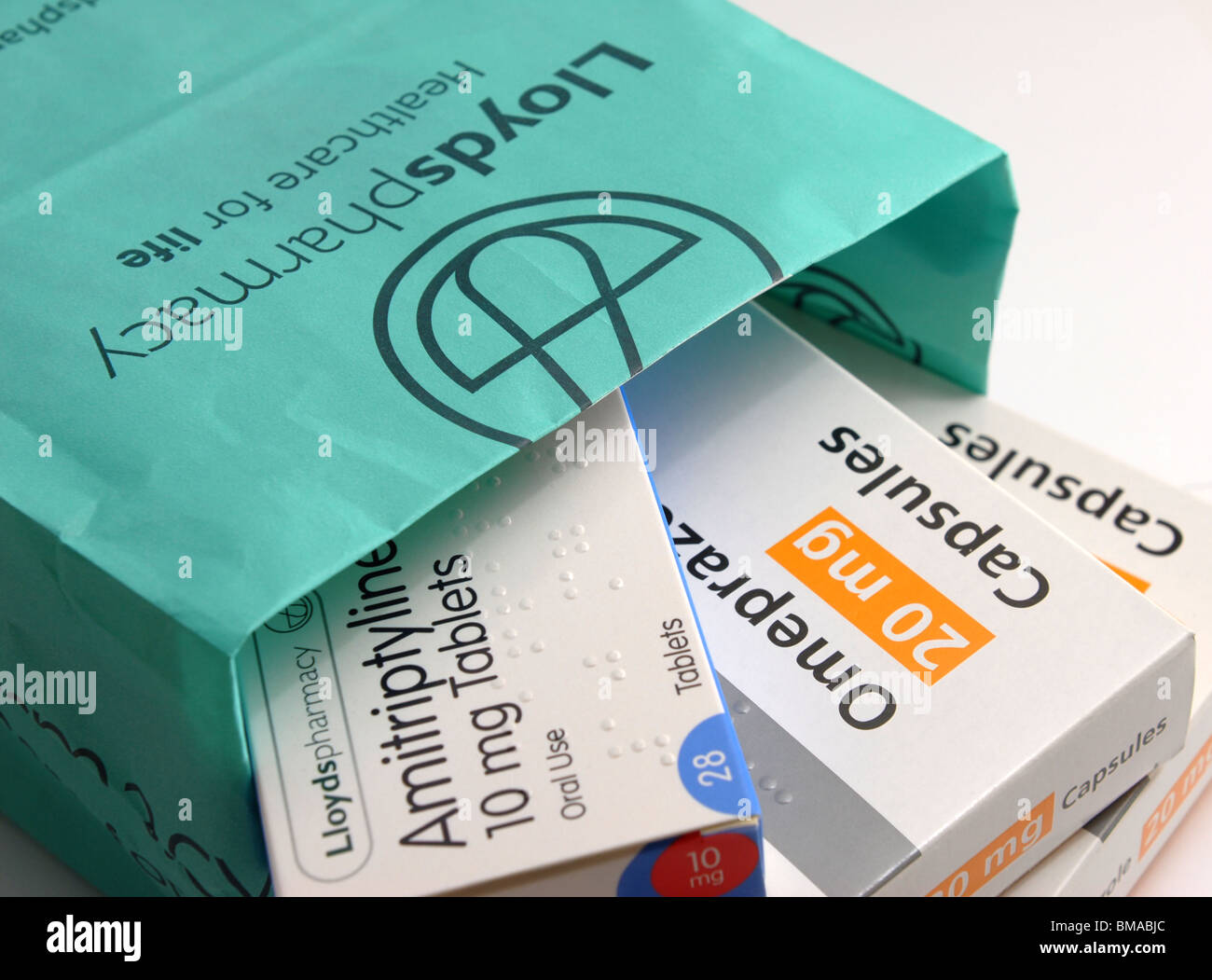 Un'immagine generica di Lloyds Pharmacy bag e le compresse, i pacchetti e le etichette di omeprazolo acido anti amitriptilina dolore neuropatico depressione Foto Stock