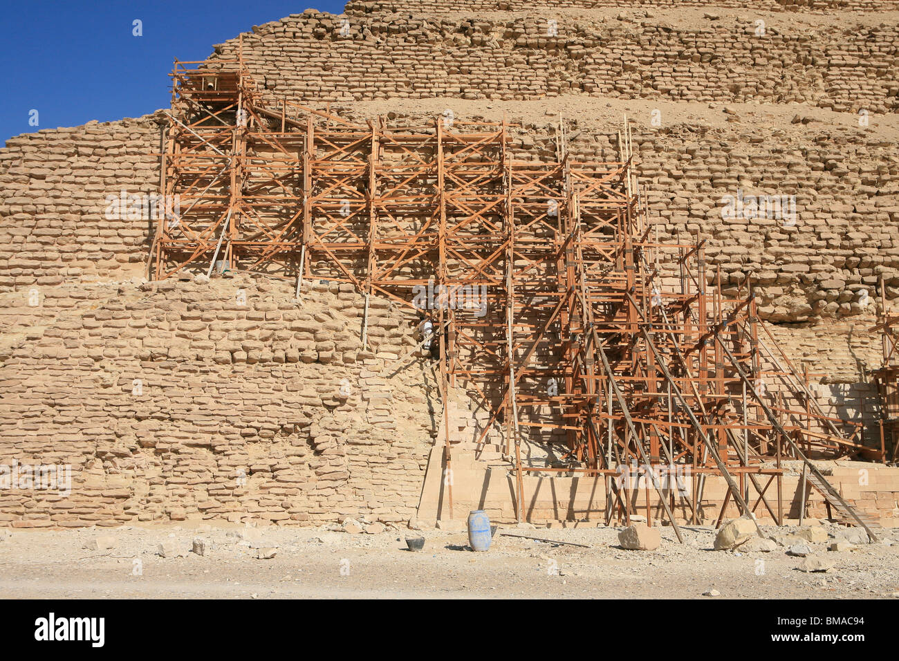 Il restauro del famoso passo piramide di Djoser a Saqqara, Egitto Foto Stock