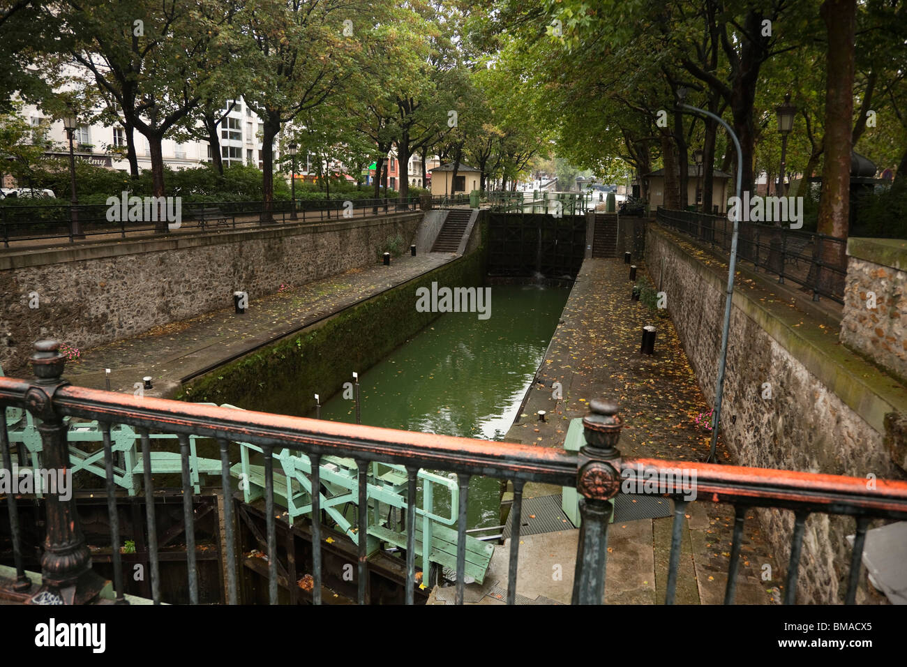 Quai de Valmy Canal e serrature, Parigi, Ile-de-France, Francia Foto Stock