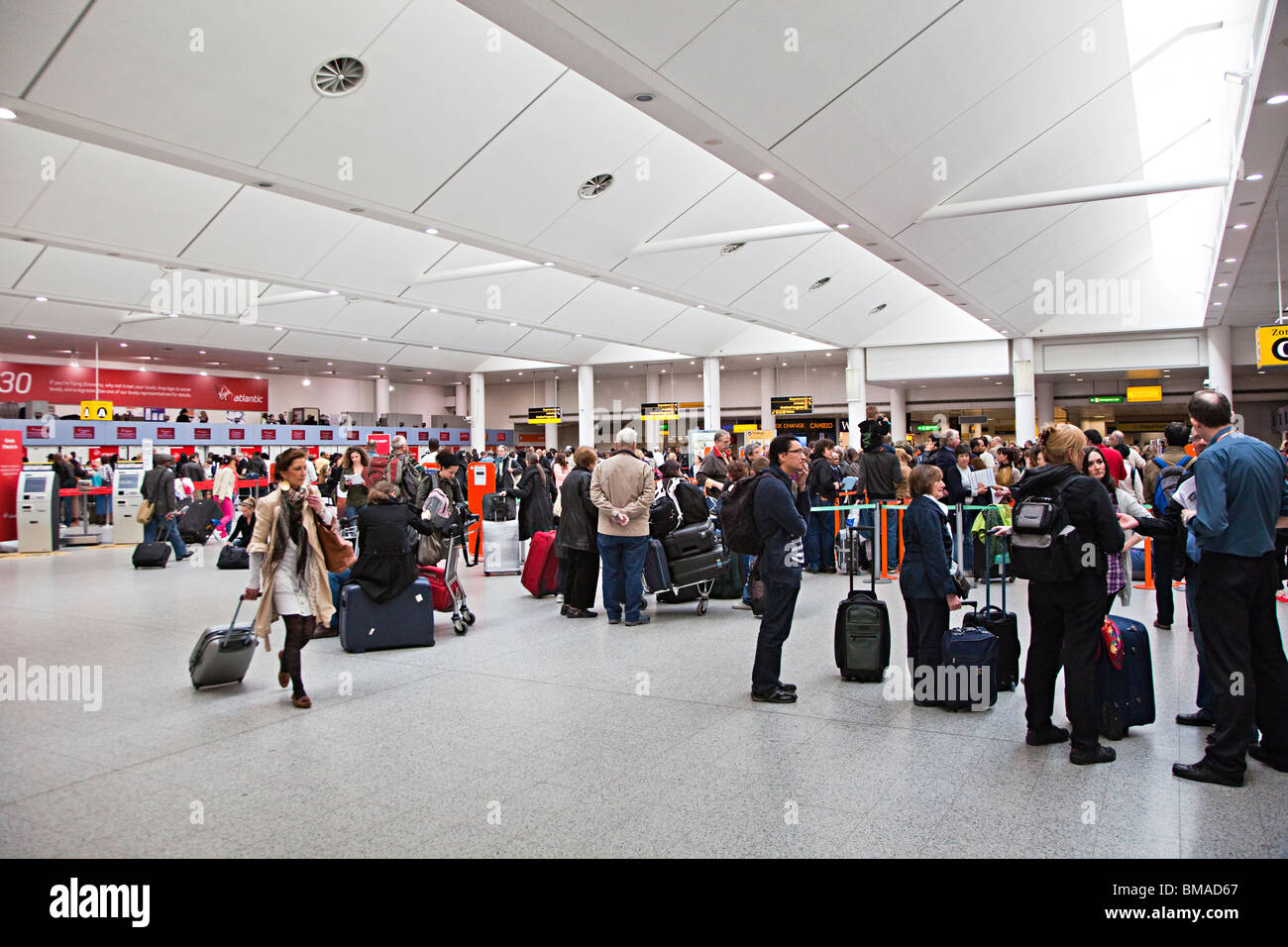 Persone a partenze internazionali terminal sud Aeroporto di Gatwick Inghilterra REGNO UNITO Foto Stock