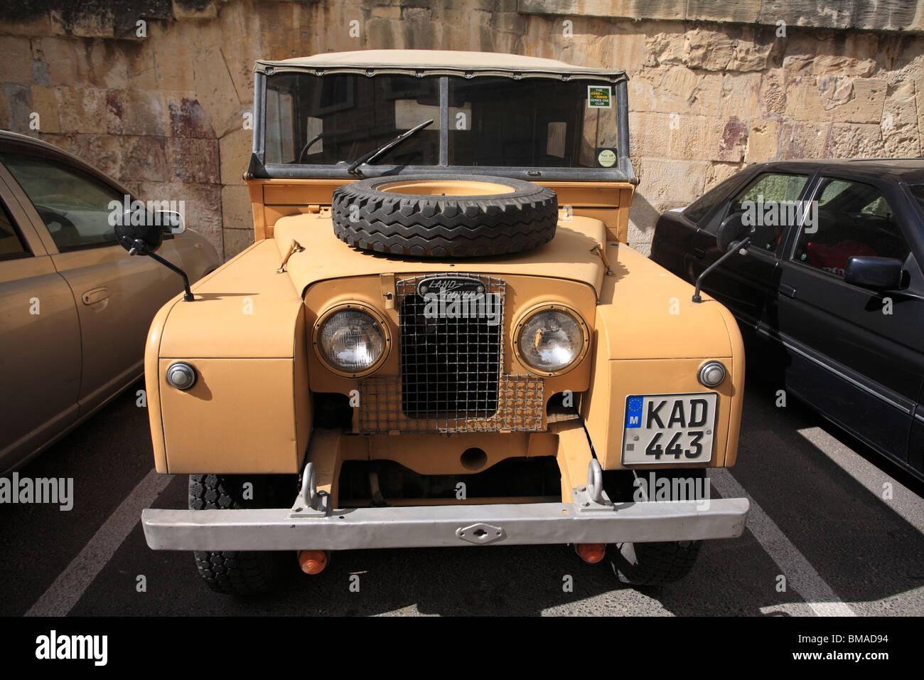 Un marrone inizio Landrover, split parabrezza, Valletta, Malta. Foto Stock