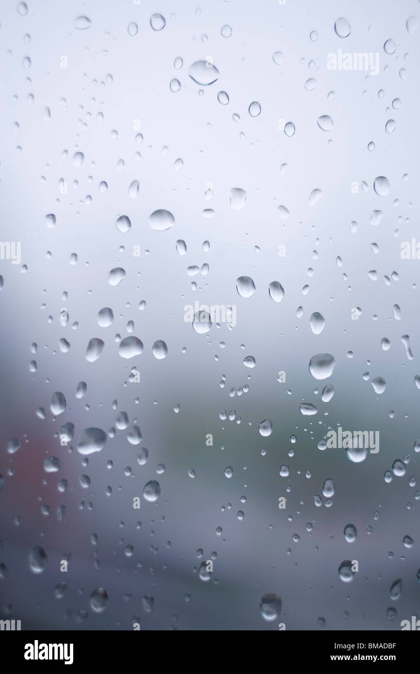 Le gocce di pioggia sulla finestra Foto Stock