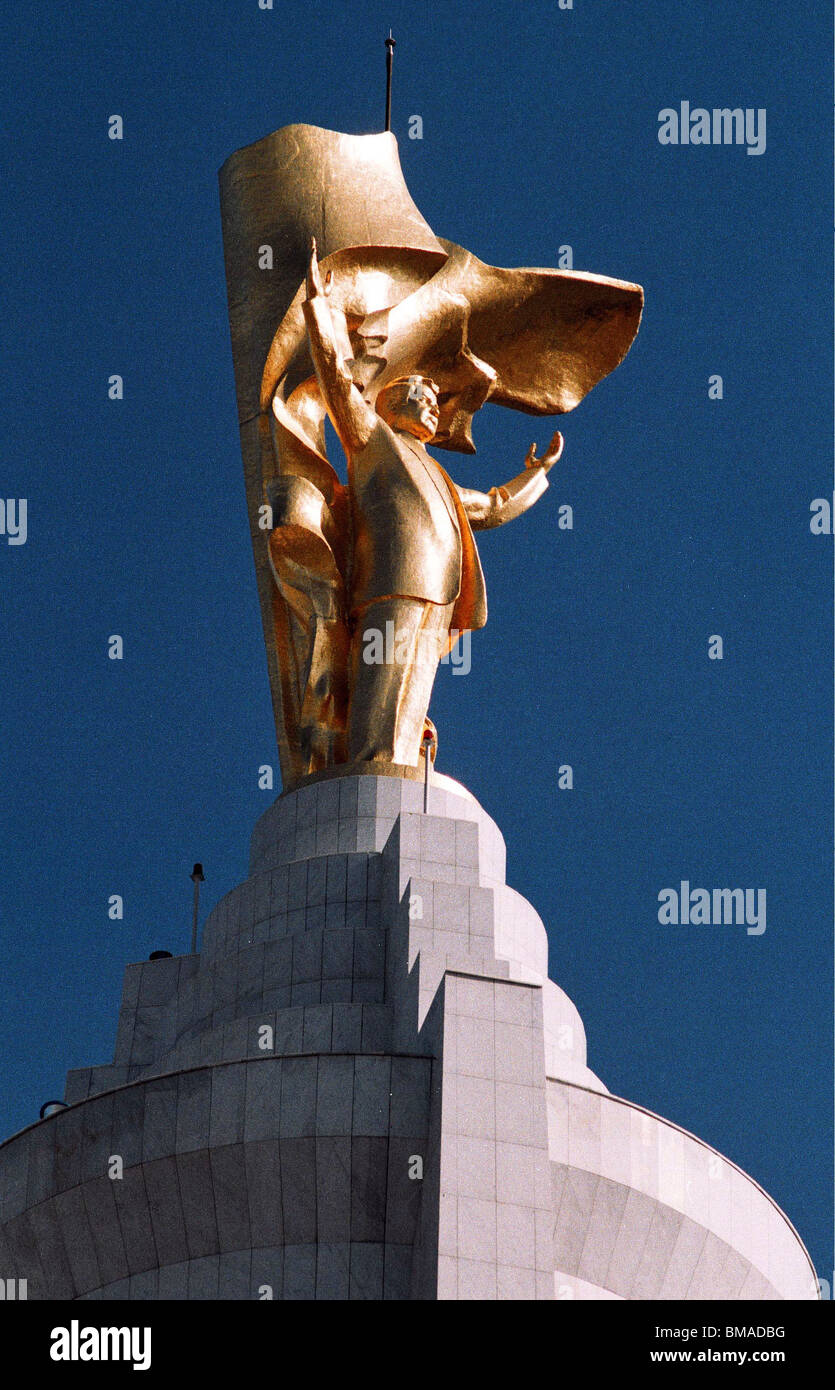Un placcato oro statua del Turkmenistan Presidente Saparmurat Niyazov sorge in cima ad un misuratore 120 tower Foto Stock
