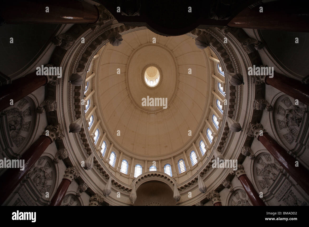 Il 4° (alcuni dicono 3rd) non supportato più grande tetto a cupola della Rotunda in Mosta, Malta. Un superbo pezzo di engineering Foto Stock